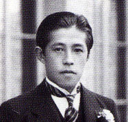 28歳時の井上 靖 ※「パブリックドメインの写真(根拠→)」を使用 出典: 『井上 靖(新潮日本文学アルバム)』
