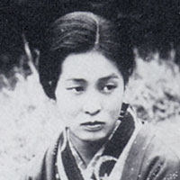 佐多稲子 ※「パブリックドメインの写真(根拠→)」を使用 出典:『佐多稲子文学アルバム』( 菁柿堂(せいしどう))